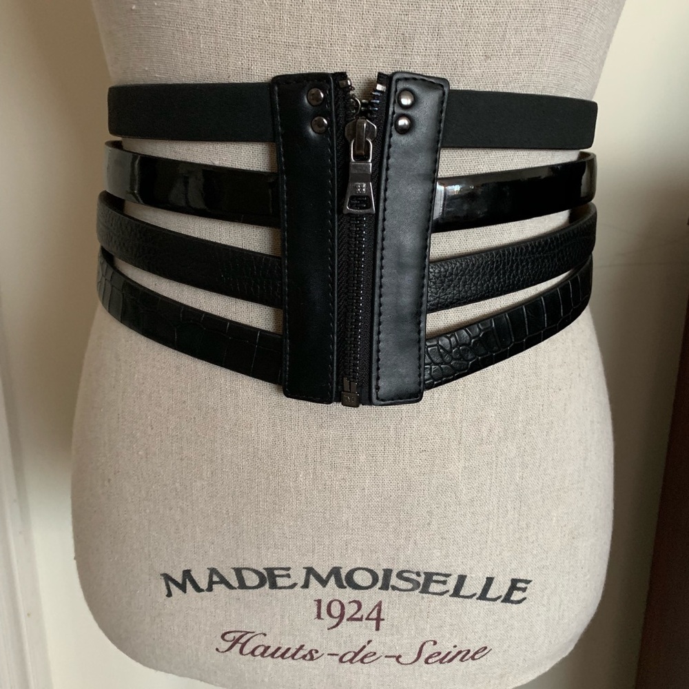 BCBGMAXAZRIA black corset belt.